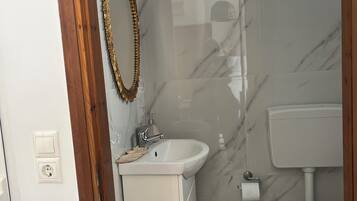 Asciugacapelli, bidet, asciugamani, sapone