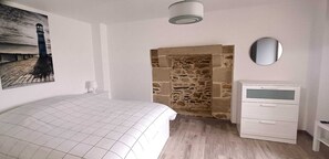 Planxa i posts de planxar, wifi i roba de llit 