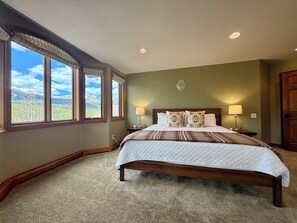 4 habitaciones, escritorio y tabla de planchar con plancha 