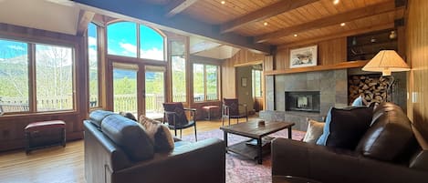 Fernseher, Kamin, BĂŒcher, Arbeitsbereiche