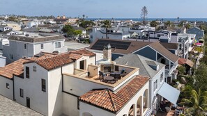 Exterior - Rooftop Deck, 4 bedrooms, 2-Car Parking, Beach & Bay (Newport Beach)