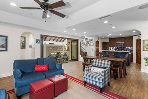 Smart TV, fireplace, books - Rooftop Deck, 4 bedrooms, 2-Car Parking, Beach & Bay (Newport Beach)