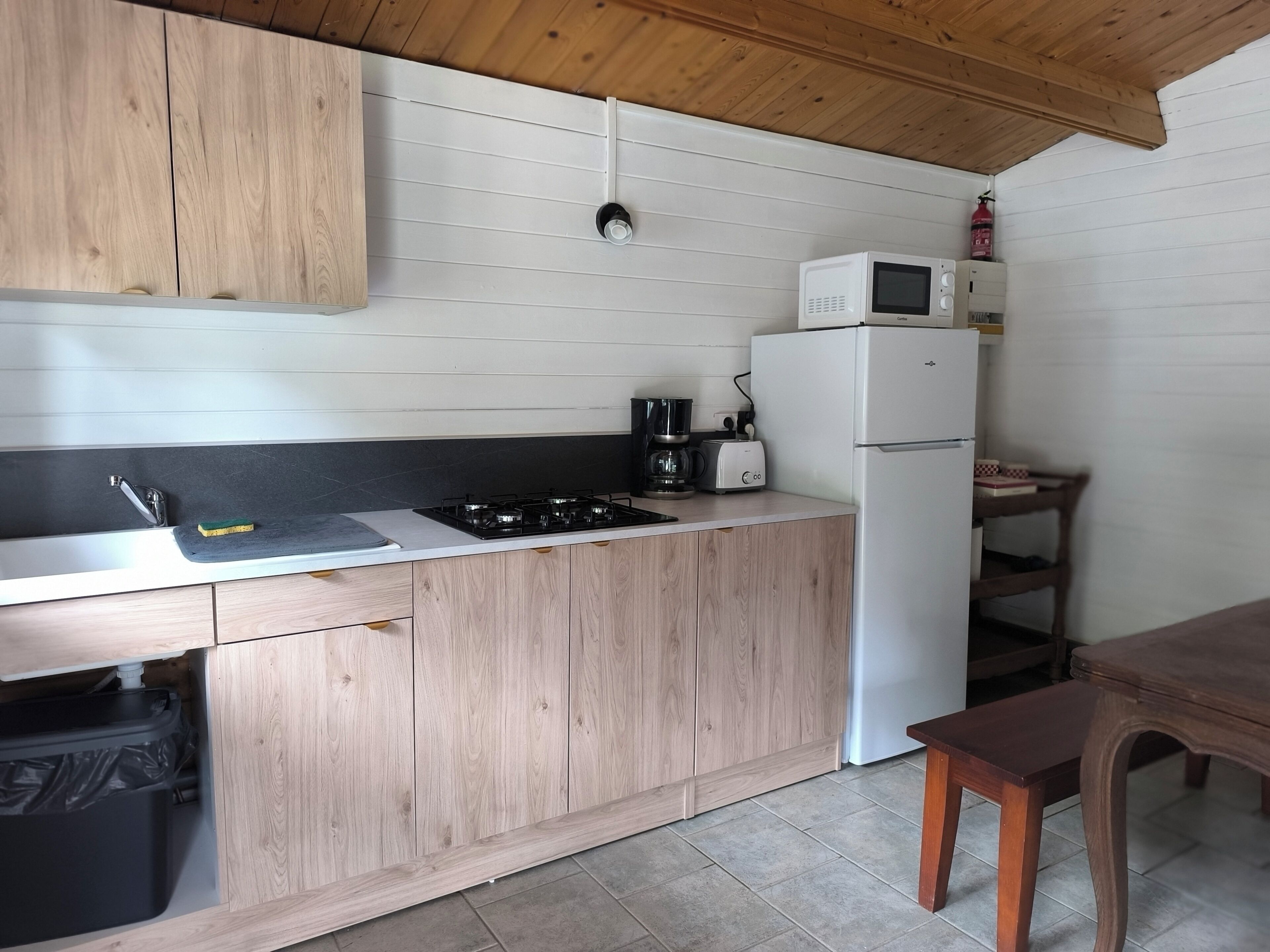 Réfrigérateur, micro-ondes, plaque de cuisson, cafetière/bouilloire