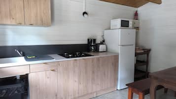 Réfrigérateur, micro-ondes, plaque de cuisson, cafetière/bouilloire