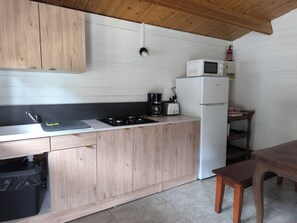 Cafetera o tetera, frigorífico, microondas y placa de cocina