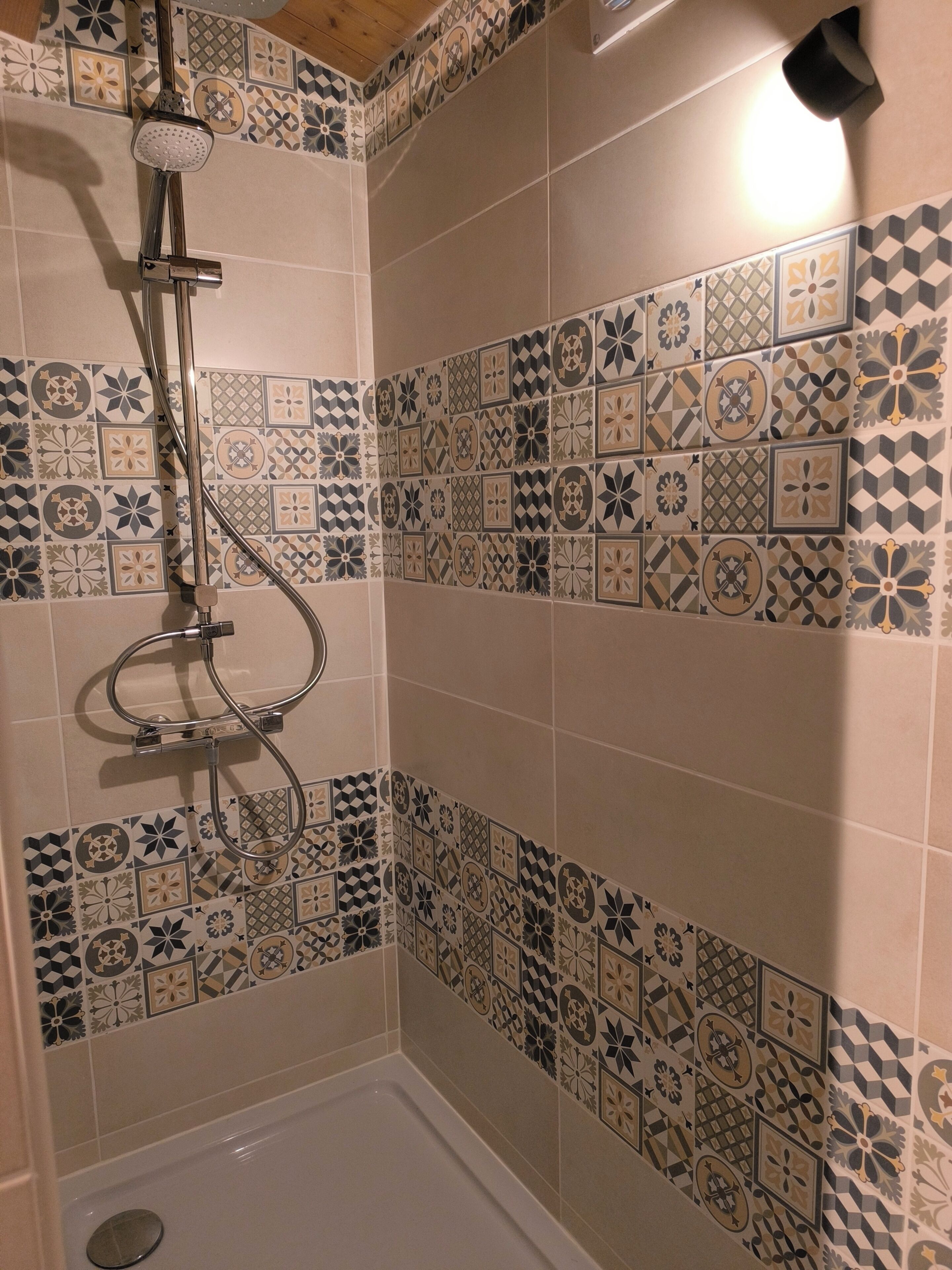 Een douche, een haardroger, handdoeken, zeep