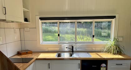 Bee Farm Off-Grid Tiny Home Stay. Pet Friendly!