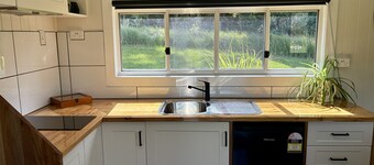 Bee Farm Off-Grid Tiny Home Stay. Pet Friendly!
