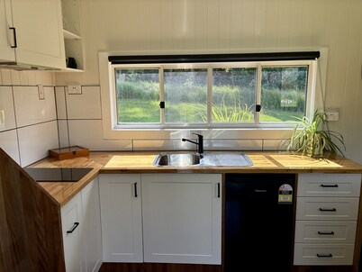 Bee Farm Off-Grid Tiny Home Stay. Pet Friendly!