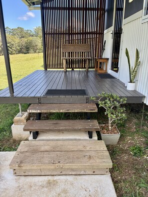 Outdoor dining - Bee Farm Off-Grid Tiny Home Stay. Pet Friendly! (north deep creek)