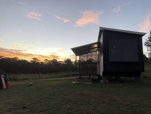 Exterior - Bee Farm Off-Grid Tiny Home Stay. Pet Friendly! (north deep creek)