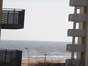 Vista del océano desde un edificio con balcón que da a la playa.