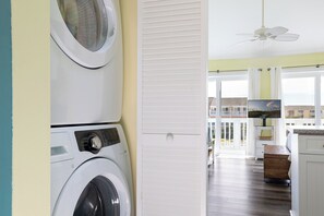 Ein Waschraum mit Waschmaschine, Trockner und Deckenventilator.