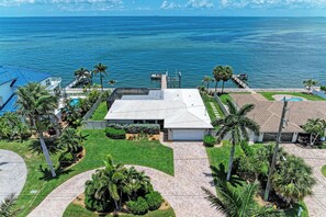 Ein Wohnhaus mit Swimmingpool, Tennisplatz und Meerblick.