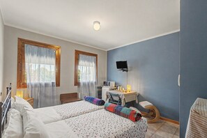 A hotel room with two beds, a desk with a flat-screen TV, a chair, and a small table with a lamp. - Papaveri E Papere Room – Selleria in Caltana (Santa Maria di Sala)