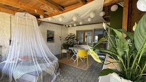 A room with a bed, a table with chairs, and a window. - Apartment 'Klein Aber Fein' with Private Terrace, Shared Garden and Wi-Fi (Sigmarszell)