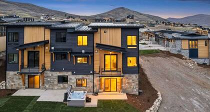 Deer Valley Lake and Ski Mountain Views w/ Hot Tub