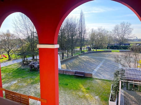 Un parco con una struttura rossa, panchine e un'area giochi.. Camera Papaveri E Papere - Selleria a Caltana