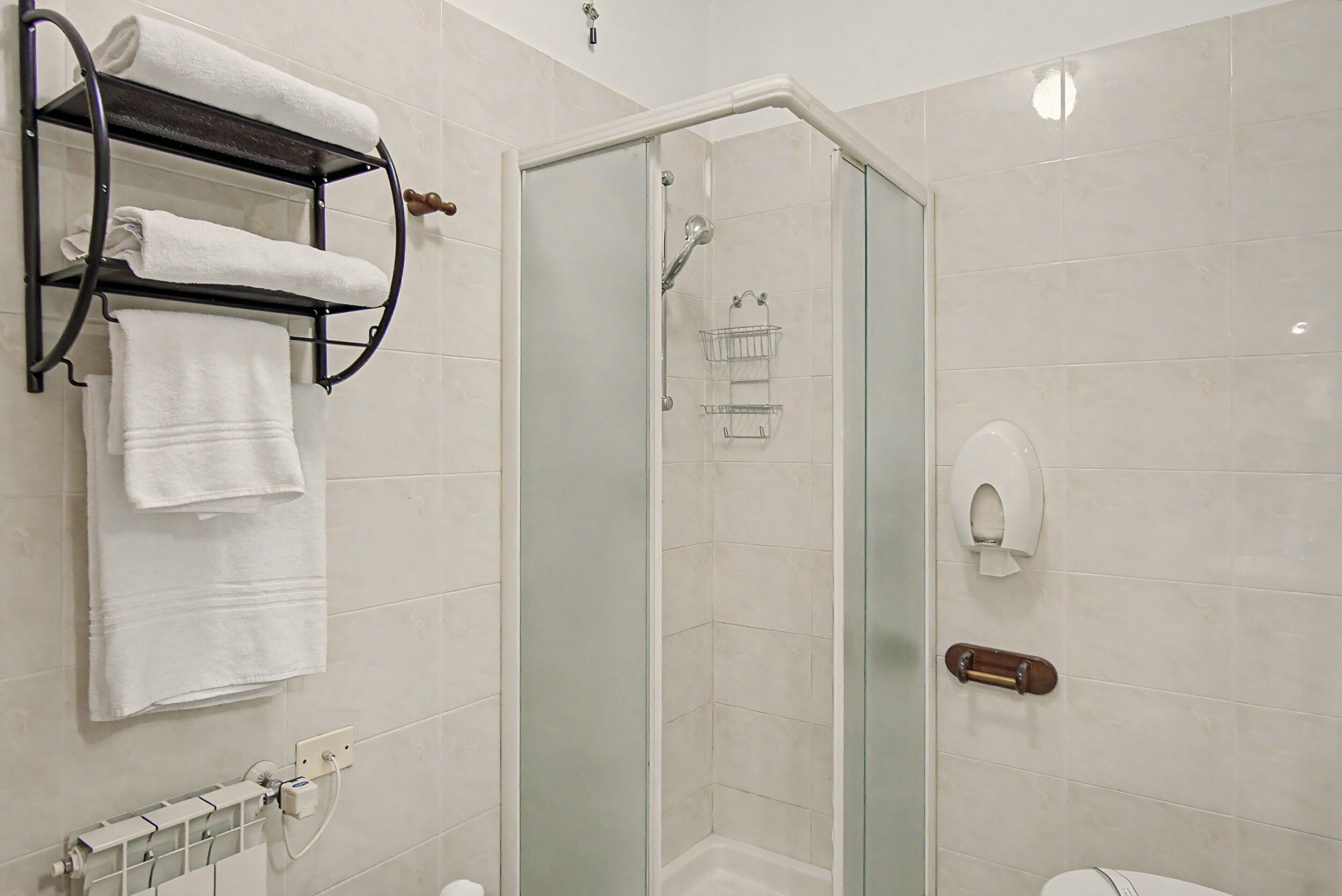 Douche, sèche-cheveux, serviettes fournies