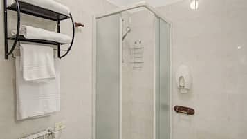 Douche, sèche-cheveux, serviettes fournies