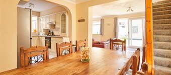 Host & Stay | Roseberry Avenue