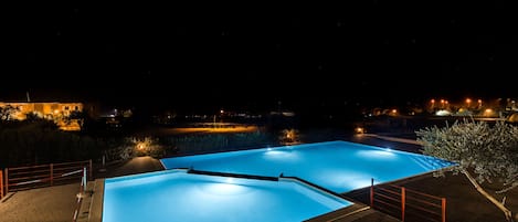 En säsongsöppen utomhuspool