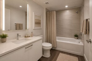Standardzimmer | Badezimmer | Kostenlose Toilettenartikel, Haartrockner, Handtücher, Seife