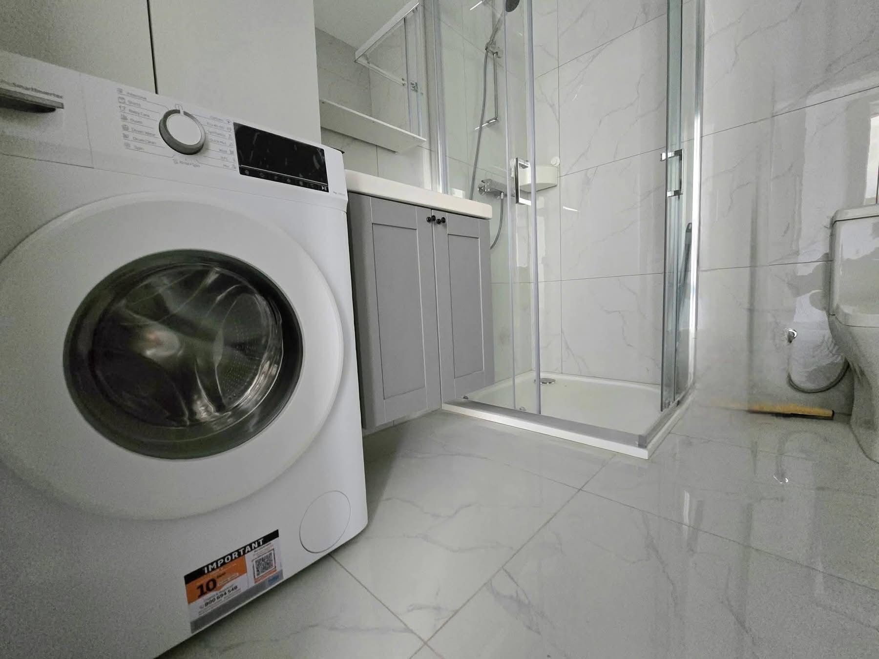 Douche, serviettes fournies, papier toilette