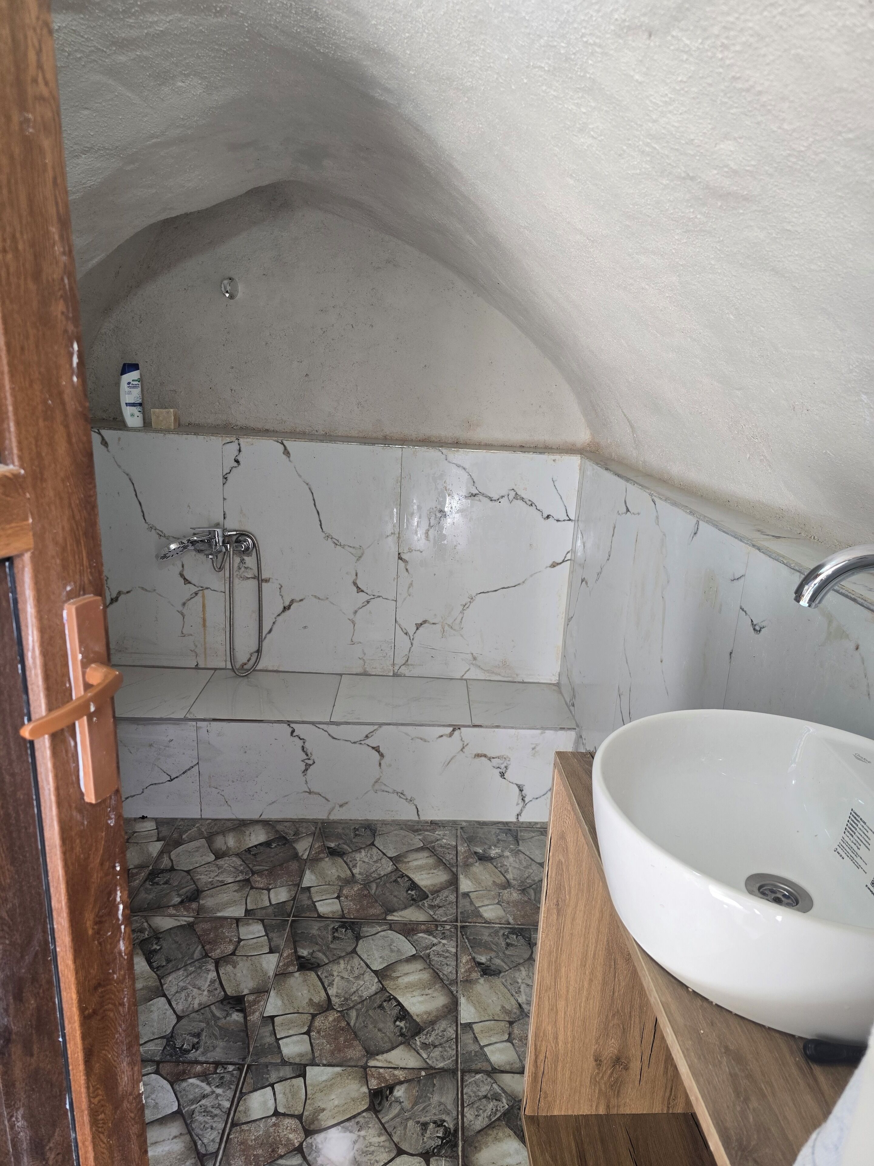 Douche, sèche-cheveux, serviettes fournies, savon