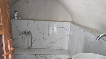 Douche, sèche-cheveux, serviettes fournies, savon