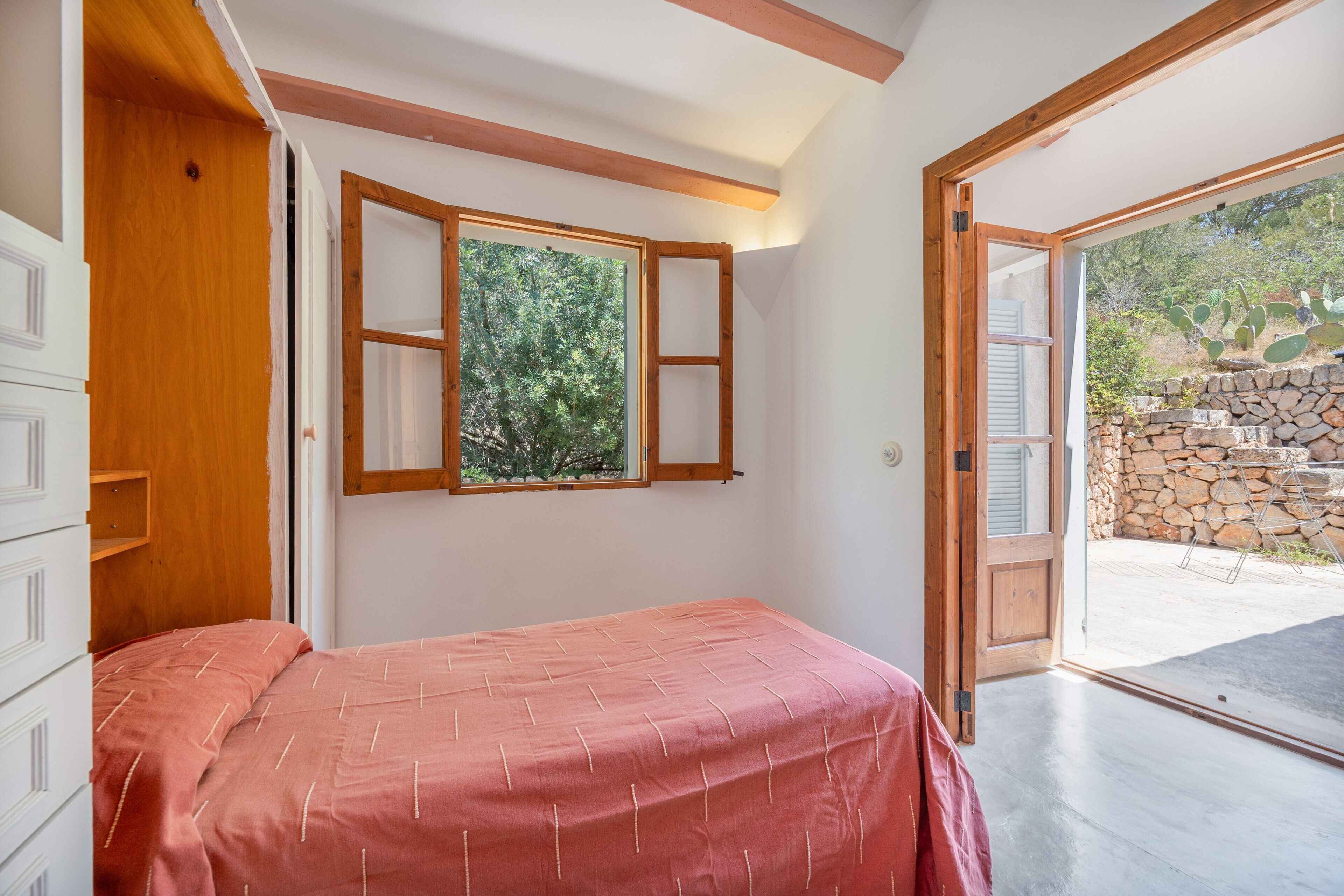 5 bedrooms, iron/ironing board, WiFi, bed sheets