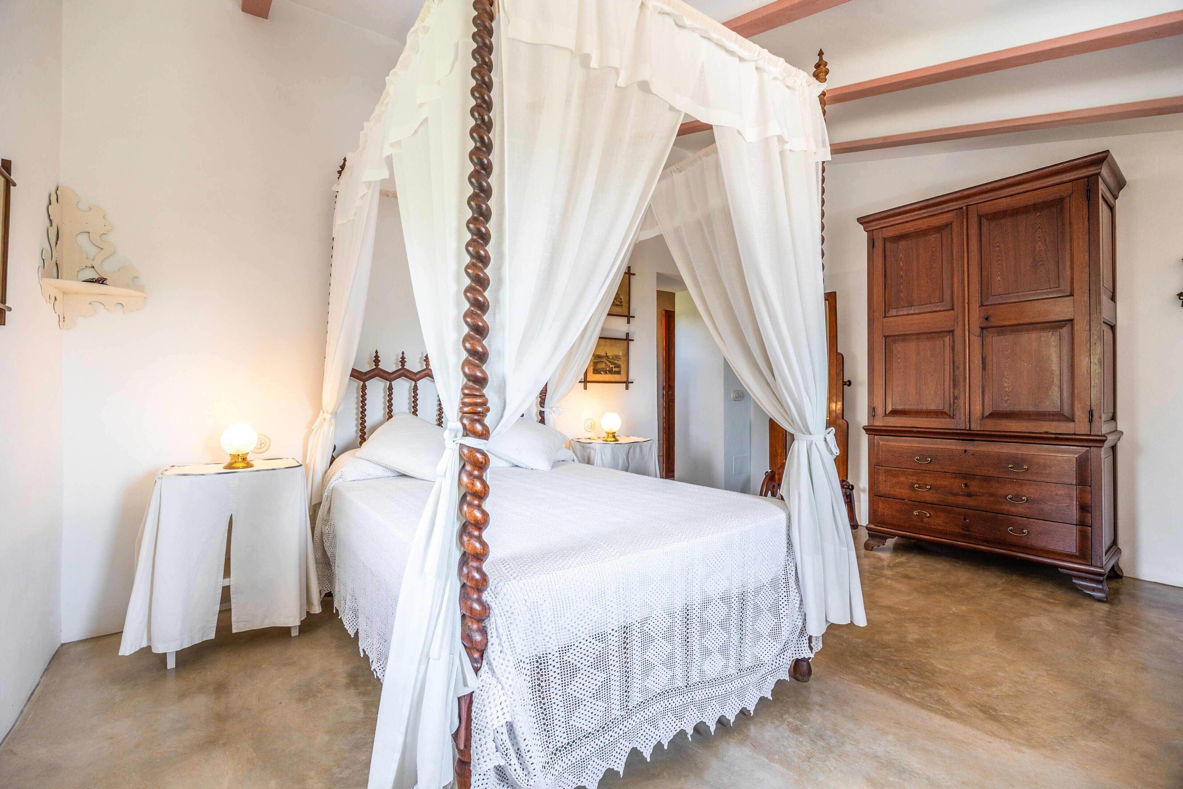 5 slaapkamers, een strijkplank/strijkijzer, wifi, beddengoed