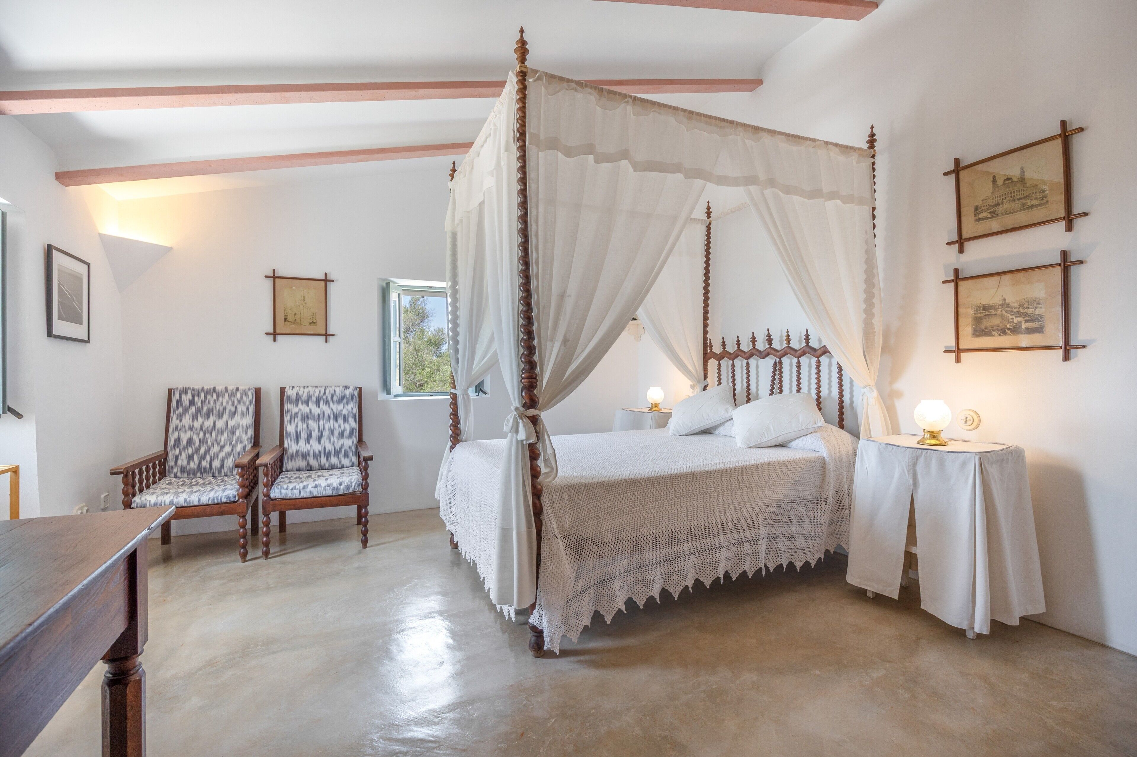 Tabla de planchar con plancha, wifi, ropa de cama