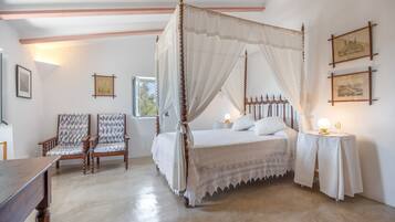 Tabla de planchar con plancha, wifi, ropa de cama