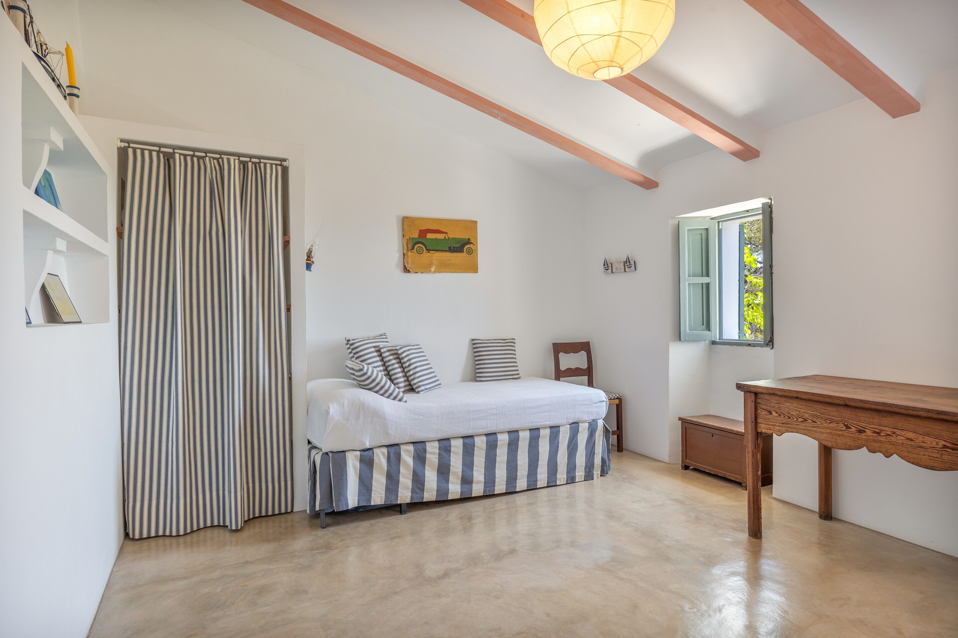 Tabla de planchar con plancha, wifi, ropa de cama