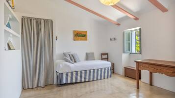 Tabla de planchar con plancha, wifi, ropa de cama