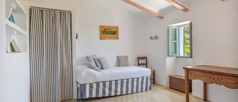 5 habitaciones, tabla de planchar con plancha, wifi y ropa de cama
