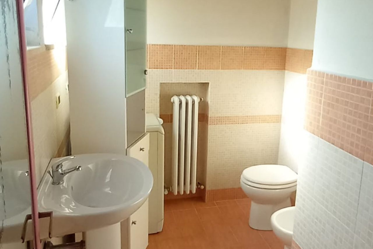 Douche, sèche-cheveux, bidet, serviettes fournies