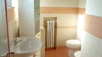Douche, sĂšche-cheveux, bidet, serviettes fournies
