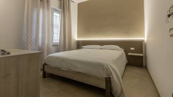 Desk, iron/ironing board, WiFi, bed sheets