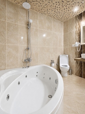 Habitación de lujo doble, vistas al jardín | Baño | Secador de pelo, toallas, jabón y champú
