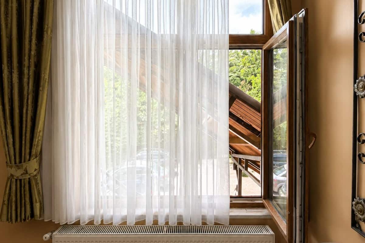 Espacio para trabajar con un portátil, wifi gratis, ropa de cama