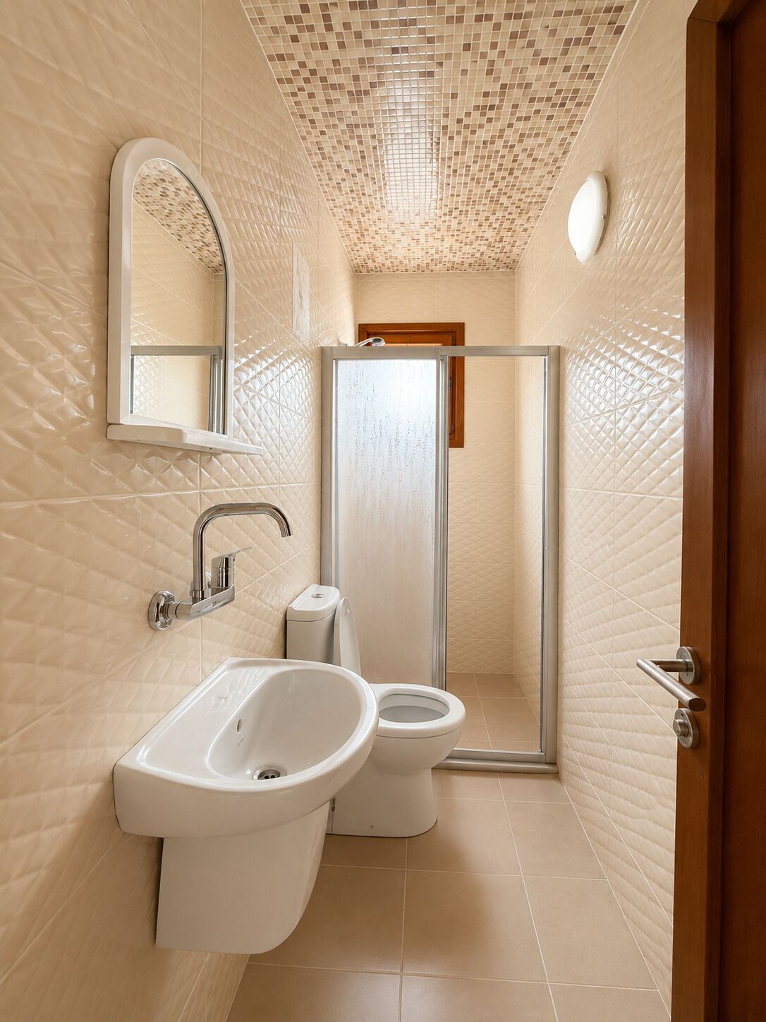 Ein Badezimmer mit Dusche, Toilette und Waschbecken.