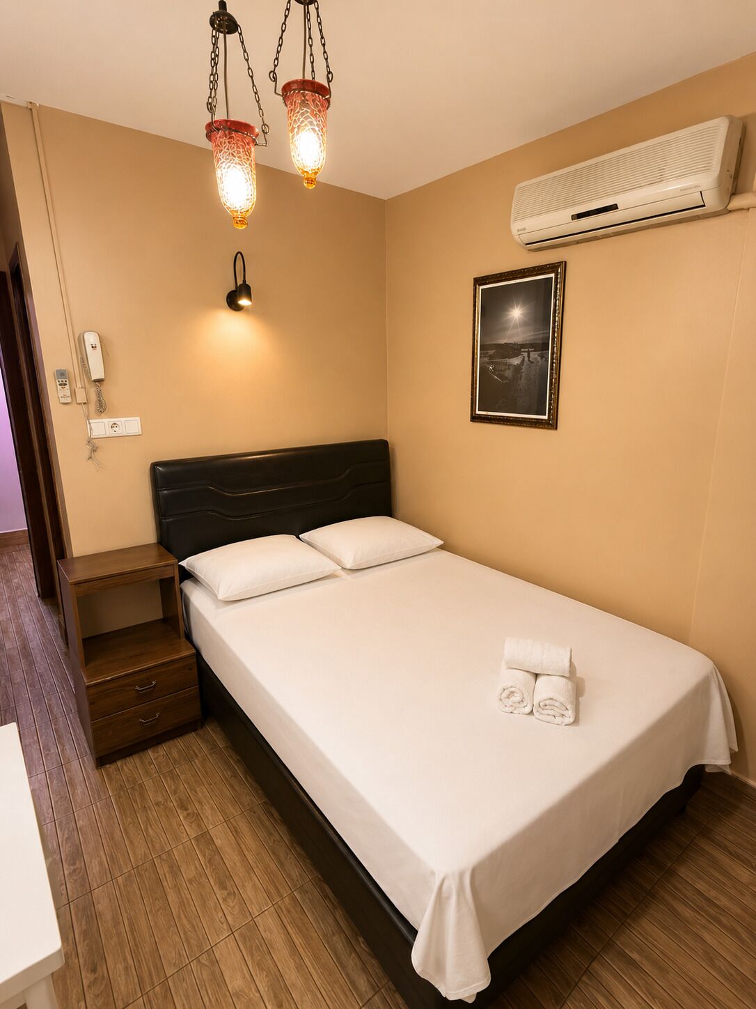 Habitación económica | Espacio para trabajar con laptop, wifi gratis y ropa de cama 