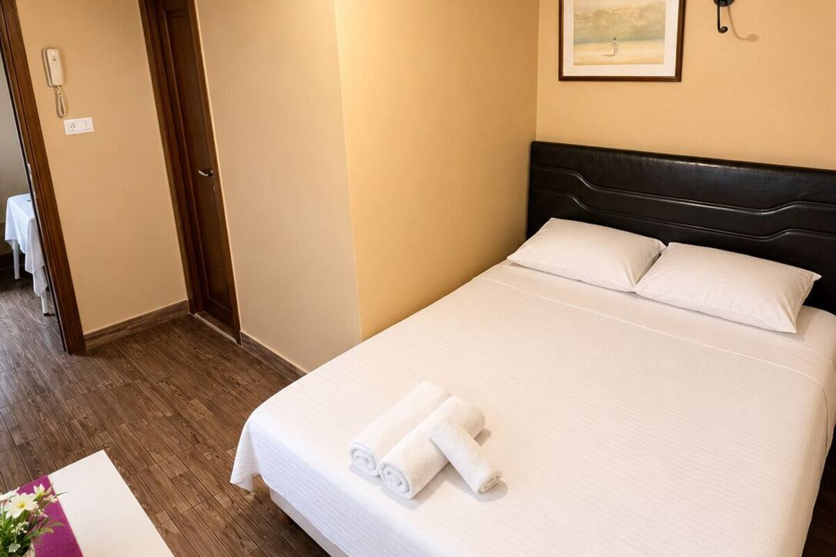 Standard Room, Smoking #5 | Espacio para trabajar con un portátil, wifi gratis, ropa de cama