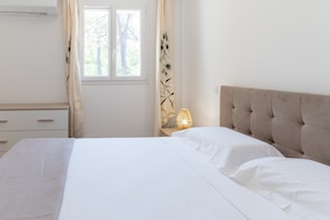 Iron/ironing board, WiFi, bed sheets