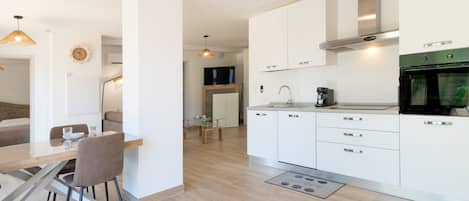 Coffee/tea maker, fridge, microwave, oven