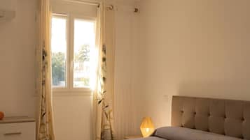 Tabla de planchar con plancha, wifi, ropa de cama