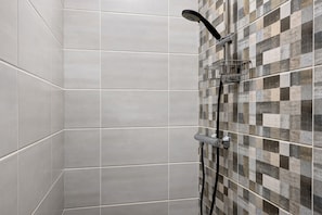Douche, séchoir à cheveux, serviettes fournies