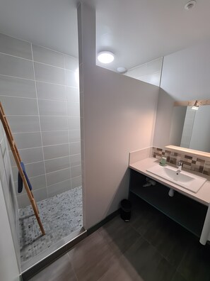 Dusche, Haartrockner, Handtücher